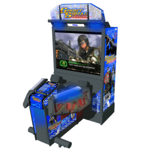 « Saisissez le fusil d'assaut réaliste, choisissez vos trajectoires et neutralisez les menaces pour une immersion totale avec la borne d'arcade Ghost Squad Evo DX 50 ! »