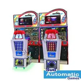 Admirez le design racé et l'écran LCD géant de cette borne arcade daytona, conçue pour capter tous les regards dans vos espaces de loisirs.