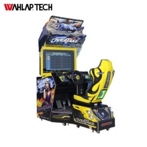 Gros plan sur le poste de pilotage et le volant de la borne Overtake SD pour une immersion totale.