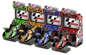 « Enjambez l'authentique moto, penchez-vous dans les virages et ressentez le vent de la vitesse avec la borne d'arcade officielle MotoGP de Raw Thrills ! »