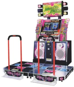 « Suivez le rythme effréné des 49 chansons, affrontez vos amis sur les pistes lumineuses et enflammez votre salle de jeux avec la borne arcade Dancing Stage Fusion ! »